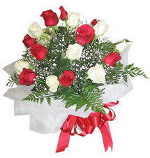Ankara Ayaş çiçek gönder firması şahane ürünümüz 11 adet karışık gülden buket çiçeği