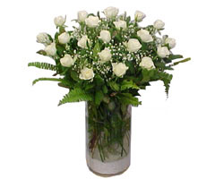 Ankara Ayaş çiçek firmamızdan beyaz güllerin vazoda ihtişamı Ankara çiçek gönder firması şahane ürünümüz